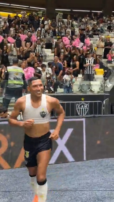Prometeu & cumpriu! 🎁❤️ As lágrimas da torcedora por um presente mais que especial ao fim do jogo! 🥺