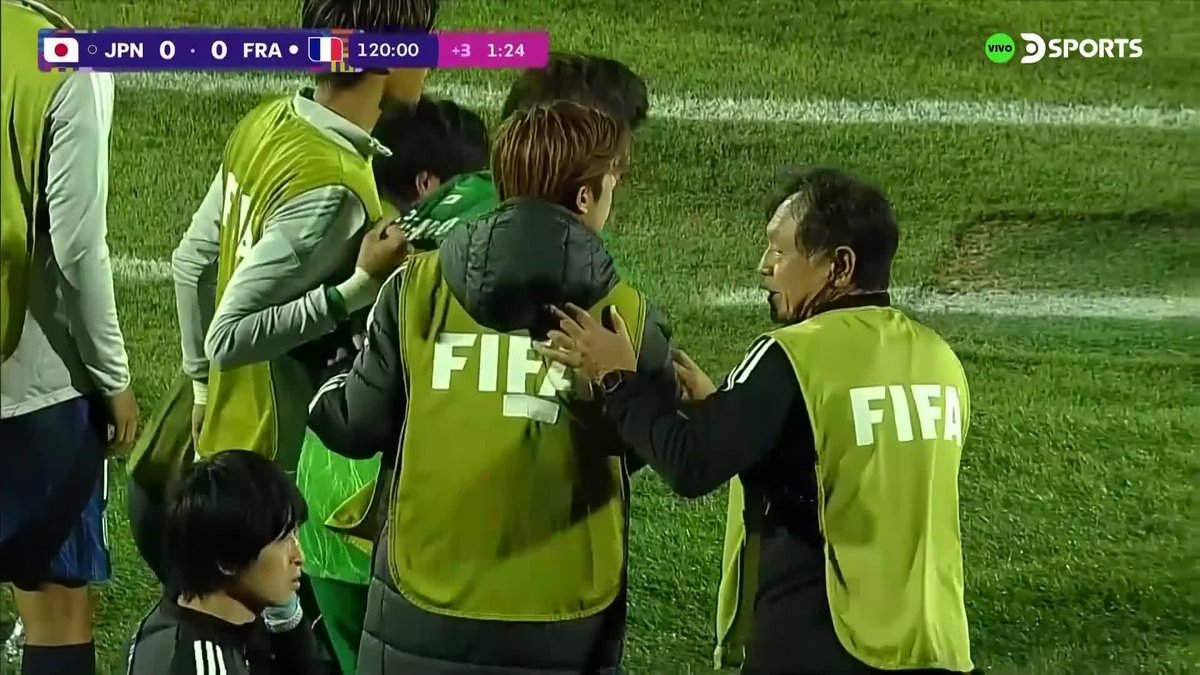 La jueza Katia García cobró PENAL PARA FRANCIA al MINUTO 120 DEL ALARGUE en el Mundial Sub-20, tras revisión en el VAR. El DT de Japón decidió hacer un CAMBIO DE ARQUERO antes de la ejecución. Increíble. 😳🇫🇷🇯🇵