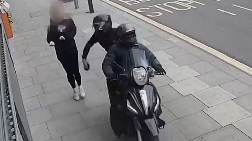 BBCニュース - 急増するスマホ盗難、ロンドン警視庁の捜査を取材 昨年は4万台が中国へ
