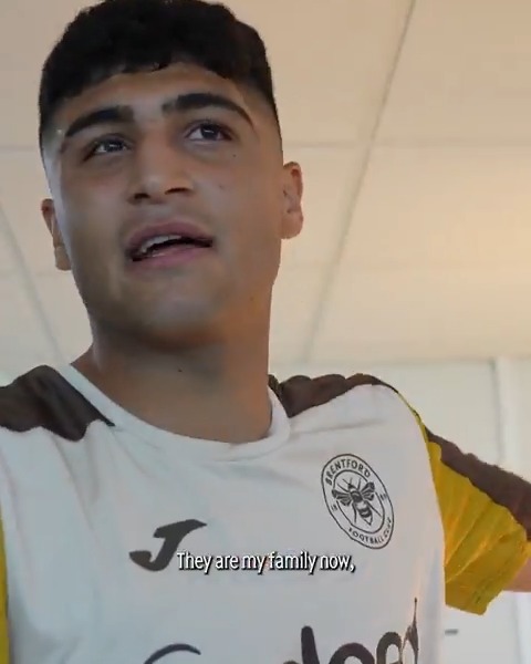 Devin Özek'in 10 M € teklif ettiği söylenen Yunus Emre Konak bu sezon Brentford'da sanırım hiçbir maçta kadroya bile girememiş. altyapı takımında oynatmışlar sadece.. Ali Koç'un / Devin Özek'in bu çocuk için 10 M € teklif ettiği iddia edildi..
