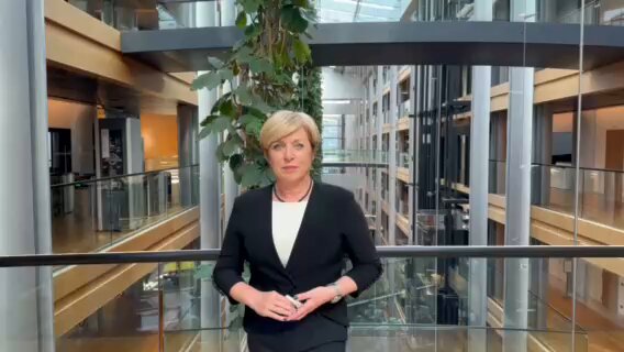 Včerajšnji prispevek na POP TV o rušenju demokracije in vladavine prava v 🇸🇮 ni bil namenjen prikazu realne situacije in povzetku razprav, ki tečejo v EU parlamentu, ampak zaščiti lika in dela Roberta Goloba. Moja celotna izjava je tu ⬇️⬇️⬇️