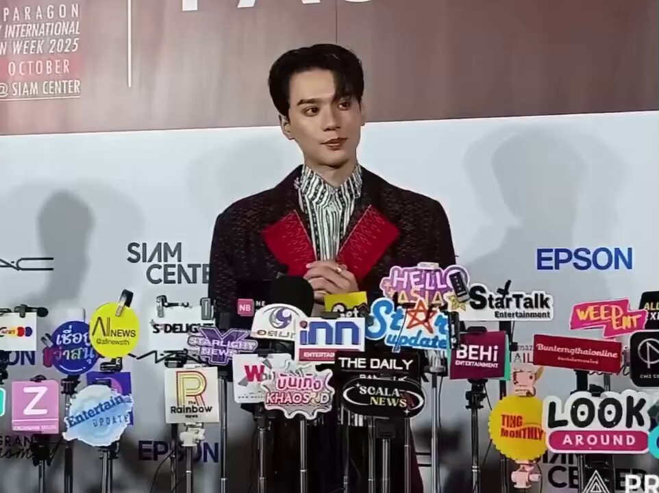 💬: Besides watching EP10, is there anything special? 🦆: There might be a special someone in it, maybe even a new character. A very special guest, someone close by, handsome… should I just say his name already? KENG AT SIAM CENTER BIFW25 #SiamCenterBIFW2025xKENG