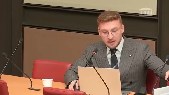 ⚡ Les Français paient aujourd’hui leur électricité près de cinq fois plus cher que son coût réel de production nucléaire. 👉 Où est l’arnaque ? Entre une tarification absurde du marché européen qui gonfle les coûts de fourniture, une TVA trop élevée pour un bien de première nécessité et 10 % de la facture qui part pour perfuser des énergies intermittentes à coups de milliards d'euros… voici le mélange parfait pour étrangler le pouvoir d'achat des ménages et étouffer la compétitivité de nos entreprises. 💬 Un sujet essentiel qui n'a pas semblé émouvoir les députés communistes, écologistes, macronistes (hors MoDem) ou républicains, tous ayant brillé par leur absence. Cela en serait risible s'il n'y avait pas autant d'impact sur la vie des ménages français... 🔹 Seul le RN a des propositions concrètes pour baisser durablement le prix de l’électricité : — Une tarification nationale régulée, alignée sur les coûts réels de production de notre mix nucléaire et hydraulique ; — La baisse immédiate de la TVA sur l’électricité, un bien essentiel ; — Le développement du nucléaire, de l’hydraulique et de la biomasse, pour garantir une production pilotable, stable et décarbonée. 🇫🇷 L’électricité doit redevenir un atout stratégique, pas un handicap économique.