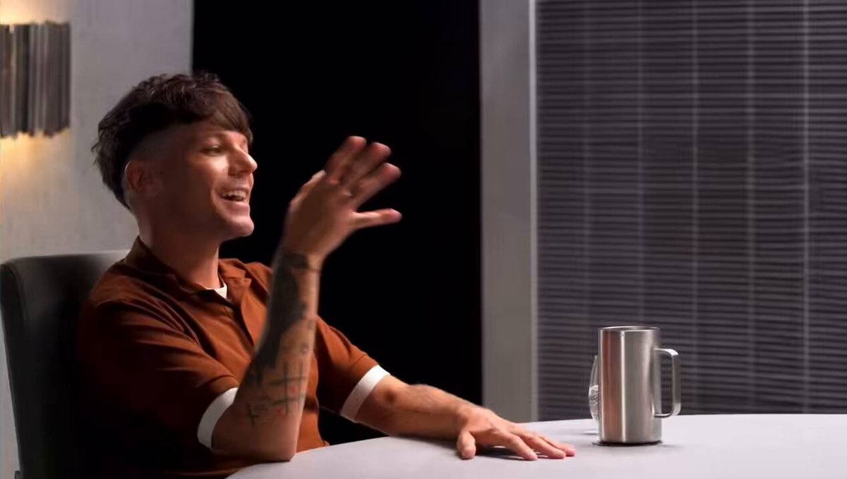Hey World Tomlinson, Louis said that it’s stupid to call 1D songs “covers”. HAHA FUCK YALL!