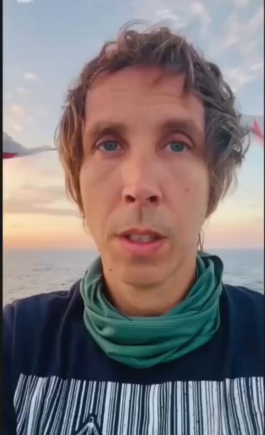 Exigimos la inmediata liberación de Thomas Becker (@tmrtommybecker), compañero y amigo de Bolivia, SECUESTRADO por el estado terrorista y genocida de Israel mientras integraba la Freedom Flotilla Coalition rumbo a Gaza. Su “delito”: llevar ayuda humanitaria donde los niños mueren de hambre bajo el bloqueo y las bombas. ¡Liberen a Thomas Becker! ¡Fin al genocidio en Palestina! #FreePalestine 🇵🇸 #FreeThomasBecker #FlotillaGlobalSumud #Palestina