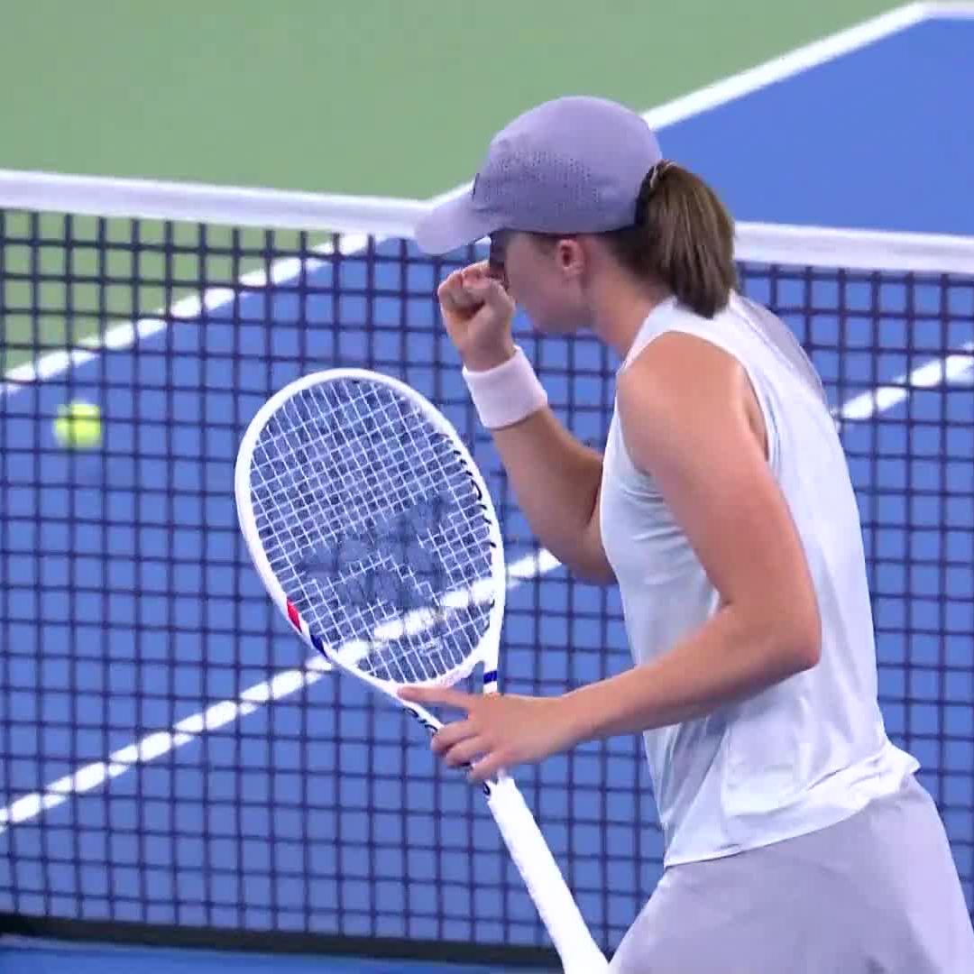 Iga Swiatek playing some fantastic tennis against Bencic in Wuhan. Opening up the court beautifully with her forehand. Sneaking into the net at the perfect time. Confident all court tennis. 🇵🇱😮💨