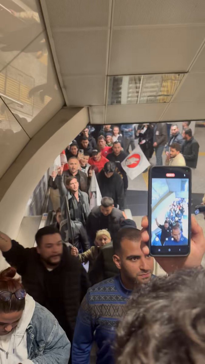 Terörist grupların Yenikapı’da yürüyüş yapacağını açıklamasının ardından Türkçü gruplar Vezneciler metrosu çıkışında toplanıyor.