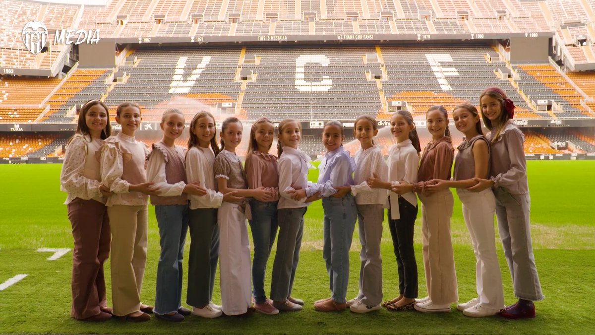 Las candidatas a Fallera Mayor Infantil de Valencia visitan el Camp de Mestalla 🏟️ ➡️ Las futuras representantes infantiles de la fiesta fallera han conocido de cerca el estadio y la historia del Valencia CF en una jornada muy especial.