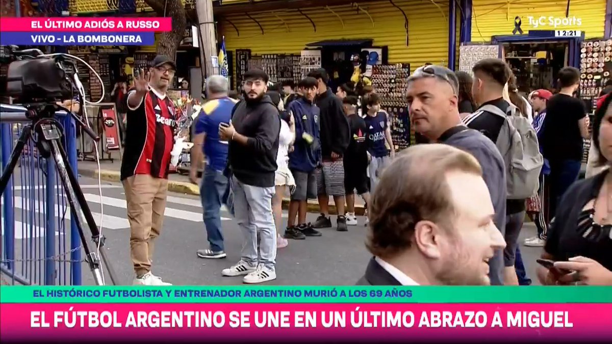 💐Un hincha de RIVER PLATE lleva un ramo de flores al velatorio de MIGUEL ÁNGEL RUSSO. 🤝Las rivalidades quedan de lado y el respeto es eterno.