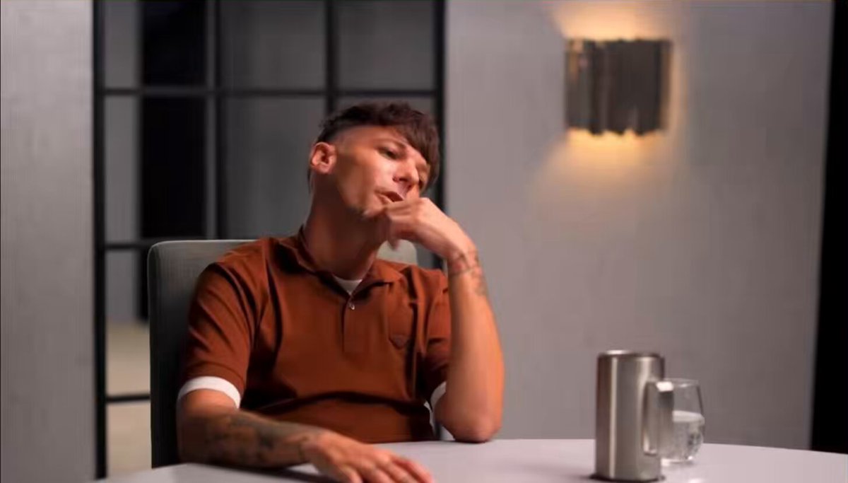 📝| “Me he reunido con él [Zayn] un par de veces últimamente, pero no es algo que hablemos a menudo, pero seguro que habrá un momento para eso. Me gustaría tener esas conversaciones con él. Pero me destrozó, tío. Me destrozó por completo. Estaba devastado porque sentía que, oh, ¿es este el principio del fin de la banda? Pero también pensaba que era como mi mejor amigo en la banda en ese momento. Así fue, perdí a un amigo y alguien de la banda.” — Louis Tomlinson via The Diary Of A CEO.