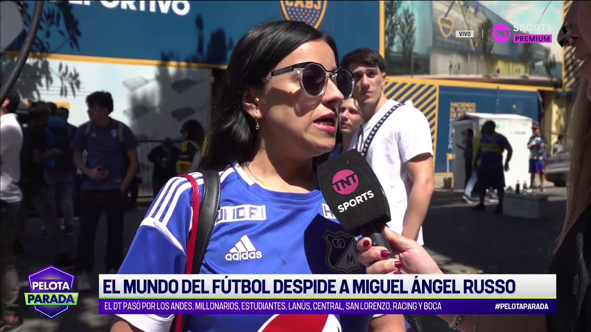 "YO CREO QUE NO HAY UNA PERSONA QUE NO LO ESTÉ LLORANDO" La emoción de una hincha de Millonarios de Colombia que se acercó a La Bombonera para la despedida de Russo #PelotaParada