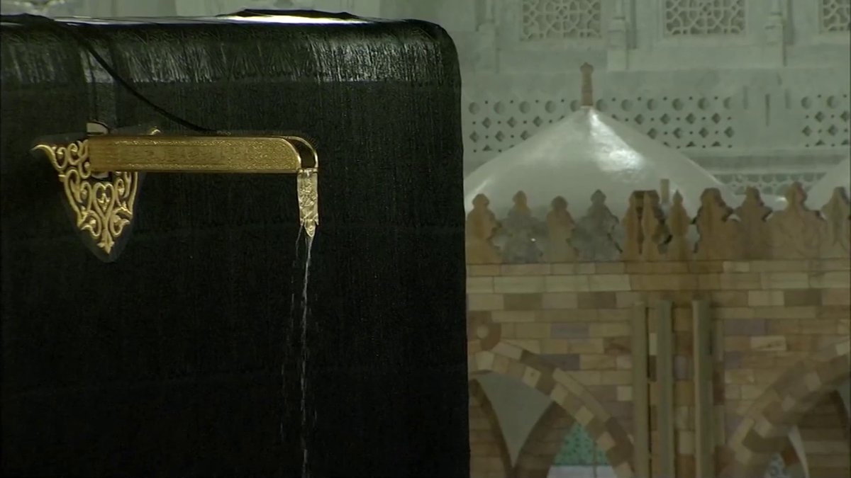 أمطار الخير تنهمر الآن على المسجد الحرام. -