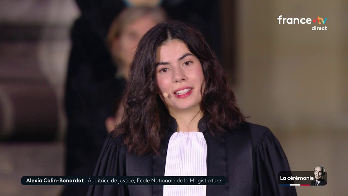 🔴 🗣 “Monsieur Badinter, ce que vous nous laissez, ce ne sont pas des certitudes, ce sont des repères. Vous nous avez appris que la justice est fragile”, déclare A. Colin-Bonardot, auditrice de justice à l’École nationale de la magistrature, aux portes du Panthéon. #Badinter