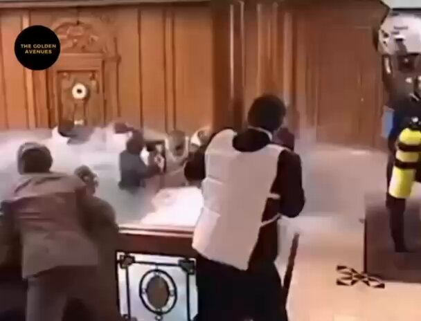 عند تصوير ‘تايتانيك’ لم يطلب المخرج منهم التمثيل بالخوف بل أغرق موقع التصوير فشعروا بالخوف فعلاً! 🌊😱
