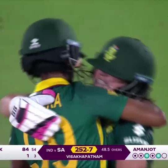 South Africa stun the hosts 😲👏 Nadine de Klerk keeps her cool to win it with a maximum 🚀 #HereForHer | #CWC25