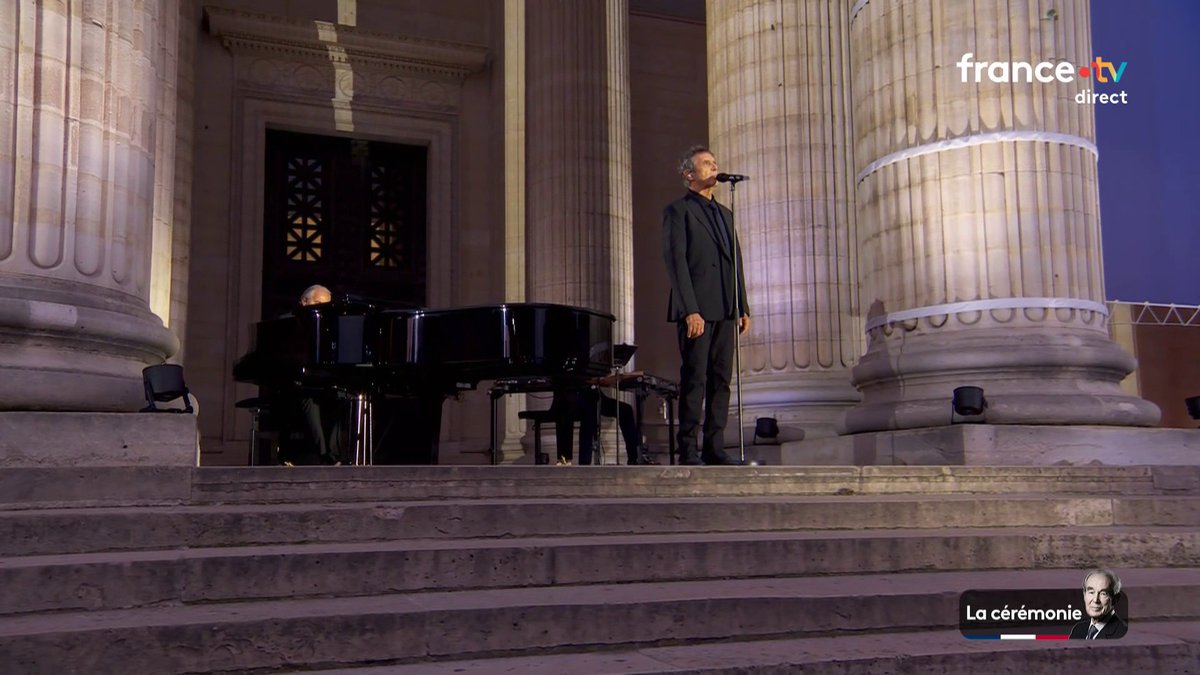 🗣 🔴Lors de la panthéonisation de Robert Badinter, jeudi 9 octobre, Julien Clerc a interprété "L'Assassin assassiné", sortie en 1980 alors qu'une partie de la gauche embrassait la cause abolitionniste. #badinter #France2
