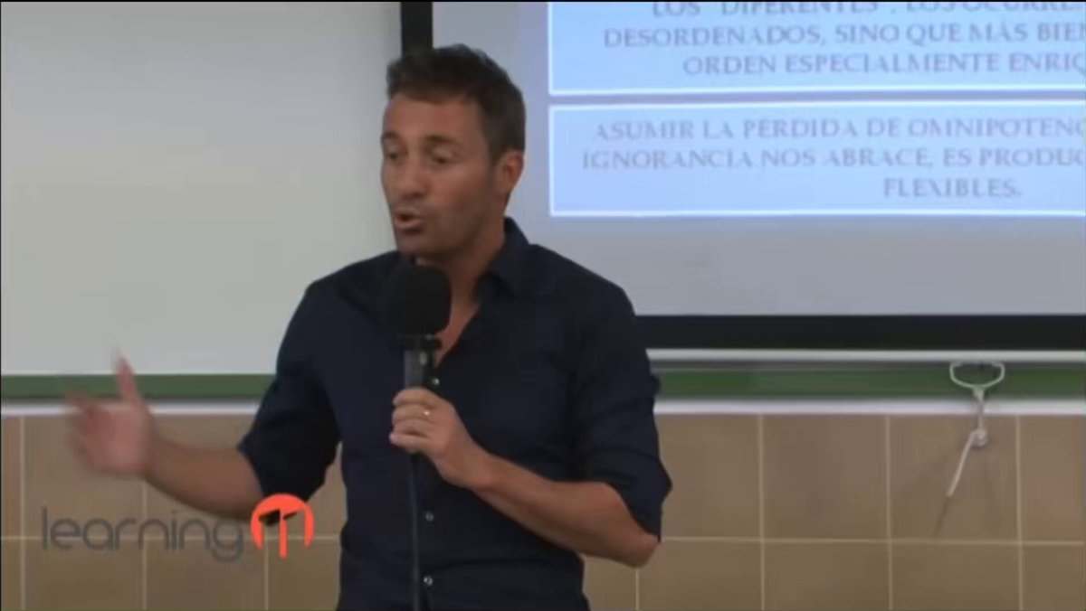 ¿Y si entrenar no fuera “poner conos, pautar reglas, normas de provocación ,..”,sino entender q reglas y lógica ya las tiene el juego?🤔 - Interacciones, relaciones - Idea común - Especificidad - Inteligencia Táctica - Provocar desde el juego aspectos a mejorar 👂🏻Oscar cano 👇🏻
