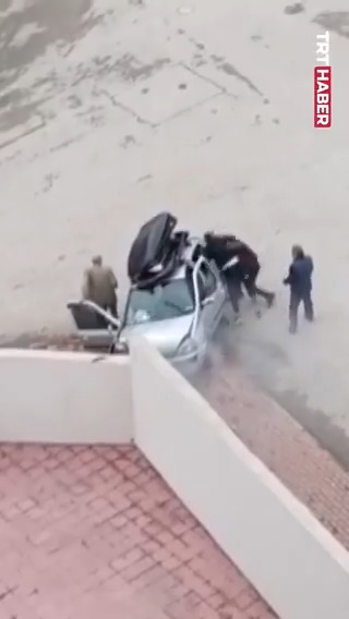 Husumetlilerini ezmeye çalıştı, olay sonrası çıkan kavgada 4 kişi yaralandı. 📍Bilecik