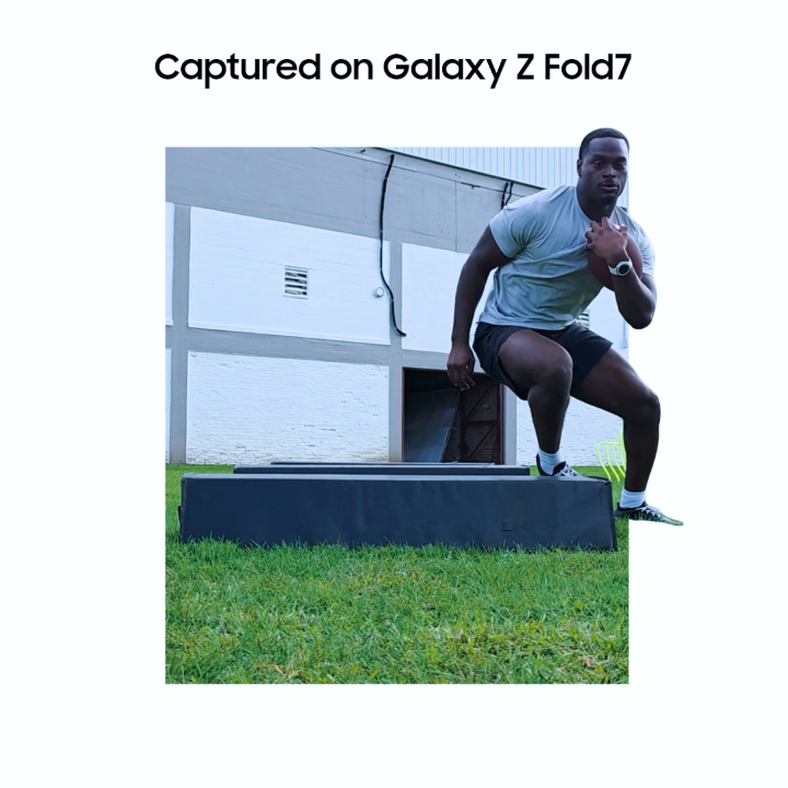 #TeamGalaxy running back Jeremiyah Love is able to stay locked in during training while filming his form hands-free using FlexMode on his new #GalaxyZFold7. Can your phone do that? See why you should make the switch today: #GalaxyAI