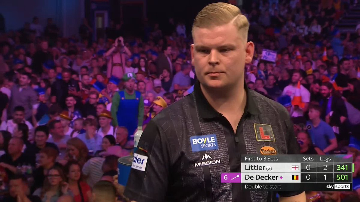LITTLER TAKES THE LEAD! It's a frustrating opening set for reigning Champion Mike De Decker as doubling-in woes plague him as Littler takes the lead! 📺 #WGPDarts | R2