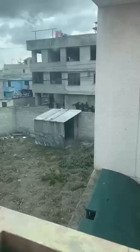 Un barrio de Quito convertido en zona de guerra. Noboa desata todo su poder contra comuneros y obreros, mientras los verdaderos criminales siguen haciendo negocios a plena luz del día.