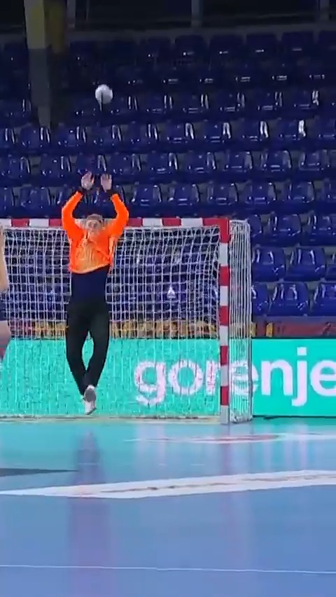 HAY QUE HACER LAS PORTERÍAS DE BALONMANO MÁS GRANDES 😅 Y es que claro, si mides 2,04m y la porteria 2m... te pasa lo que le pasó a Viktor Hallgrímsson, portero del Barça Handbol #ehfcl #BalonmanoDAZN 🤾‍♂️
