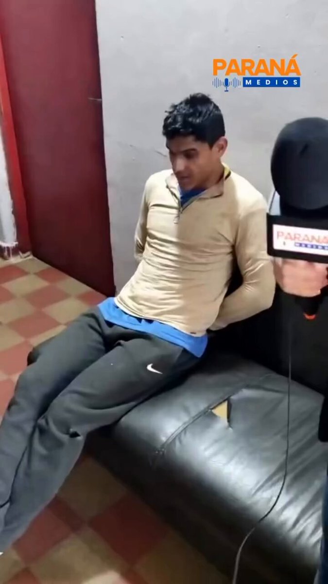 ▶️ LA "VÍSTIMA" | 😐 Ladrón fue apedreado por vecinos tras intentar huir por el techo de una casa que acababa de robar. 🗣️ “Valoran más una garrafa que una vida”, dijo el hombre de 30 años, quien confesó ser consumidor de crack y contó que no consigue trabajo por su antecedente por homicidio. 📍Ocurrió en Encarnación. 📽️parana.medios (IG)