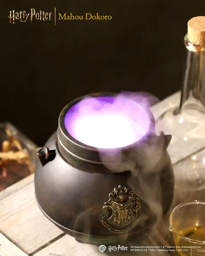🪄#マホウドコロ 本日発売🎉 蒸気と光で魔法薬を作っている気分を味わえる、 【大鍋加湿器】が登場！✨ ライトの色で雰囲気が変わり、 幻想的な魔法薬学の世界へ🍵 乾燥対策をしながら、 魔法感たっぷりの時間をお楽しみいただけます🖤 お求めは🔽 #ハリポタ