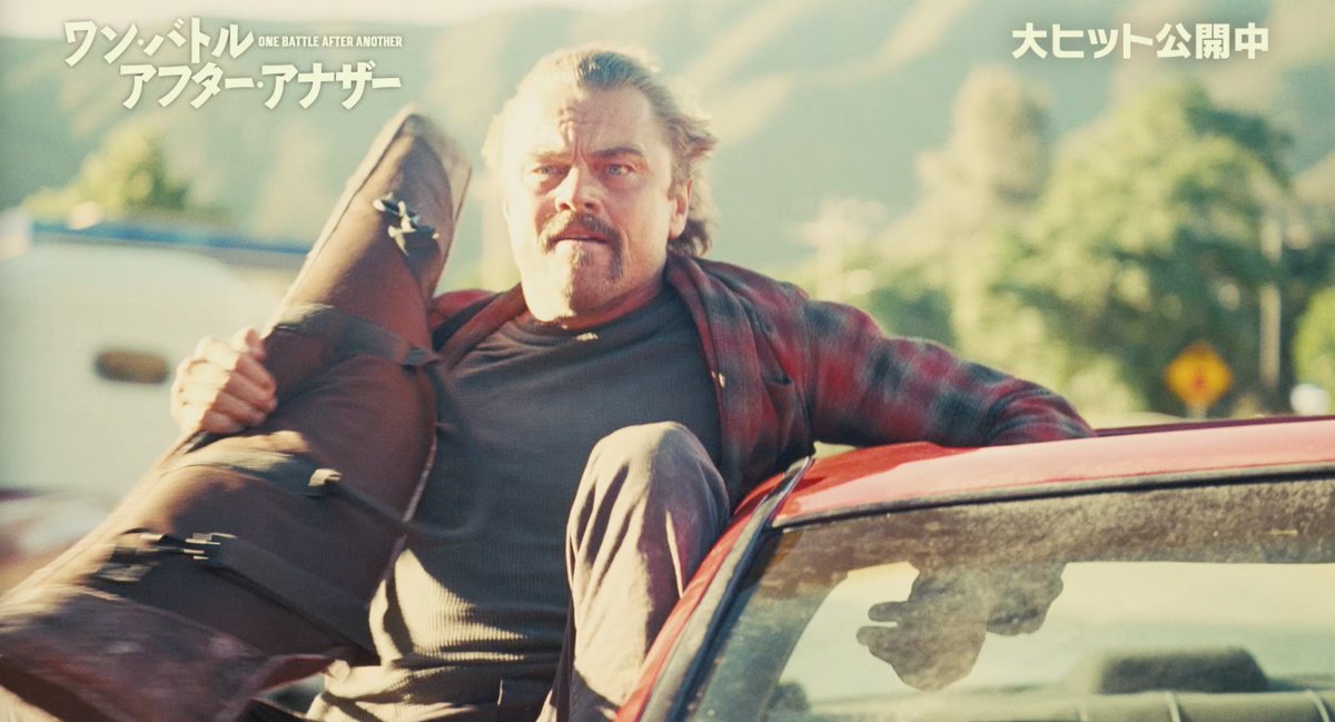 自由とは恐れないこと …トム・クルーズみたいに ◢◤ 『ワン・バトル・アフター・アナザー』 本編映像《恐れるな編》解禁 ◥◣ 最愛の娘と明日を取り戻せ── テンパる革命パパが車からダイブ💥 レオナルド・ディカプリオの 体を張ったアクションに注目👀 『#映画ワンバトル』大ヒット上映中🏃💨