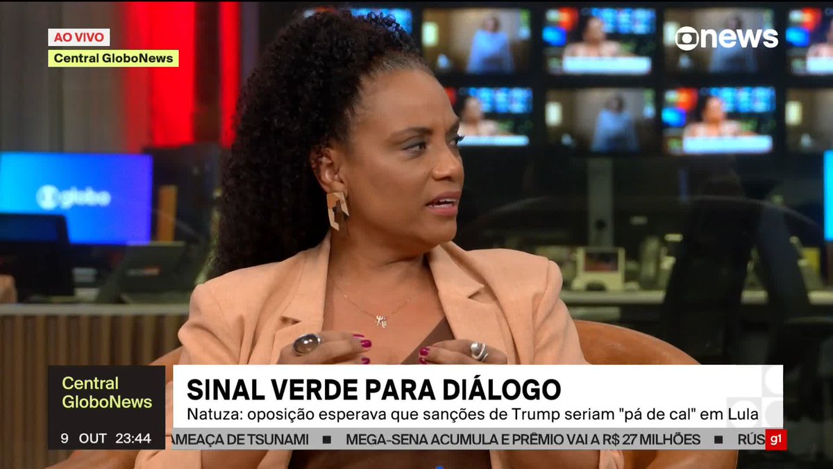 “O Itamaraty foi posto em dúvida em alguns momentos dessa jornada de três meses, mas eles bateram um bolão. Teve a ideia de mobilizar o empresariado aqui e lá, e o próprio papel do (vice-presidente e ministro do Desenvolvimento, Indústria, Comércio e Serviços) Geraldo Alckmin foi importantíssimo. Também houve um arranjo estratégico de atuação por parte do governo, ouvindo muito da experiência da diplomacia brasileira, que foi fundamental. (...) Quantas pessoas disseram ‘por que o Lula não pega o telefone e liga para o Trump?’, e a diplomacia segurando: ‘Não é assim’”, diz Flávia Oliveira ao analisar a importância da diplomacia brasileira nas negociações com os Estados Unidos. Mônica Waldvogel acrescenta “que tem uma carga de amadorismo na oposição que é impressionante”, e Flávia Oliveira completa: “Concordo que tem, mas a gente precisa valorizar o que tem de profissionalismo. Esse é um ativo que não é do Lula, não. É um ativo do Brasil que também ficou em risco no governo Bolsonaro, porque o Itamaraty no governo Bolsonaro era trágico”. ➡ Assista à #CentralGloboNews com Natuza Nery: #GloboNews