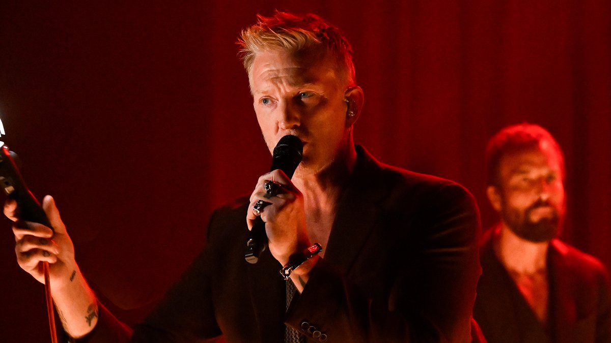 .QOTSA perform "Running Joke / Paper Machete” from their new album Alive in the Catacombs! Watch the full performance ⬇️ #FallonTonight