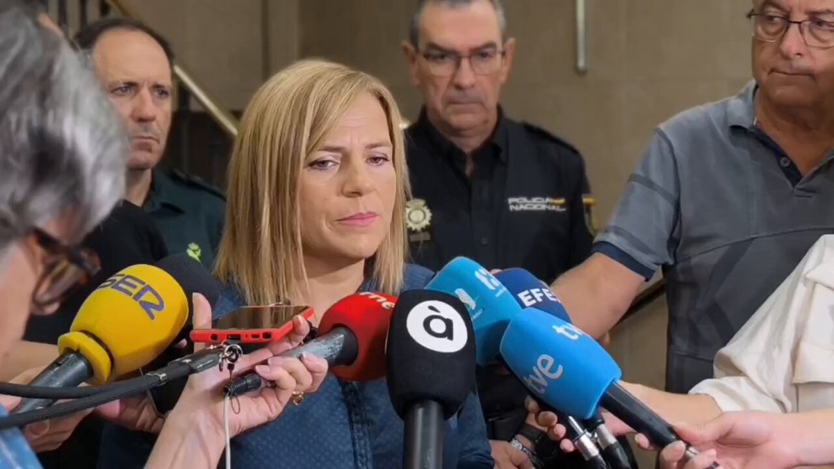 🔴 Una vez activada la alerta roja por lluvias en el litoral sur de Alicante, la previsión indica que las precipitaciones más intensas se producirán desde ahora hasta la noche. Situación inestable y seguimiento constante junto a la Generalitat. ⚠️ Especial atención a las lluvias en el interior de Murcia que podrían bajar a la Vega Baja, zona muy vulnerable a inundaciones. Pedimos máxima precaución y evitar desplazamientos innecesarios. Todos los efectivos del Estado, incluida la UME, están en alerta y coordinados con la Generalitat.