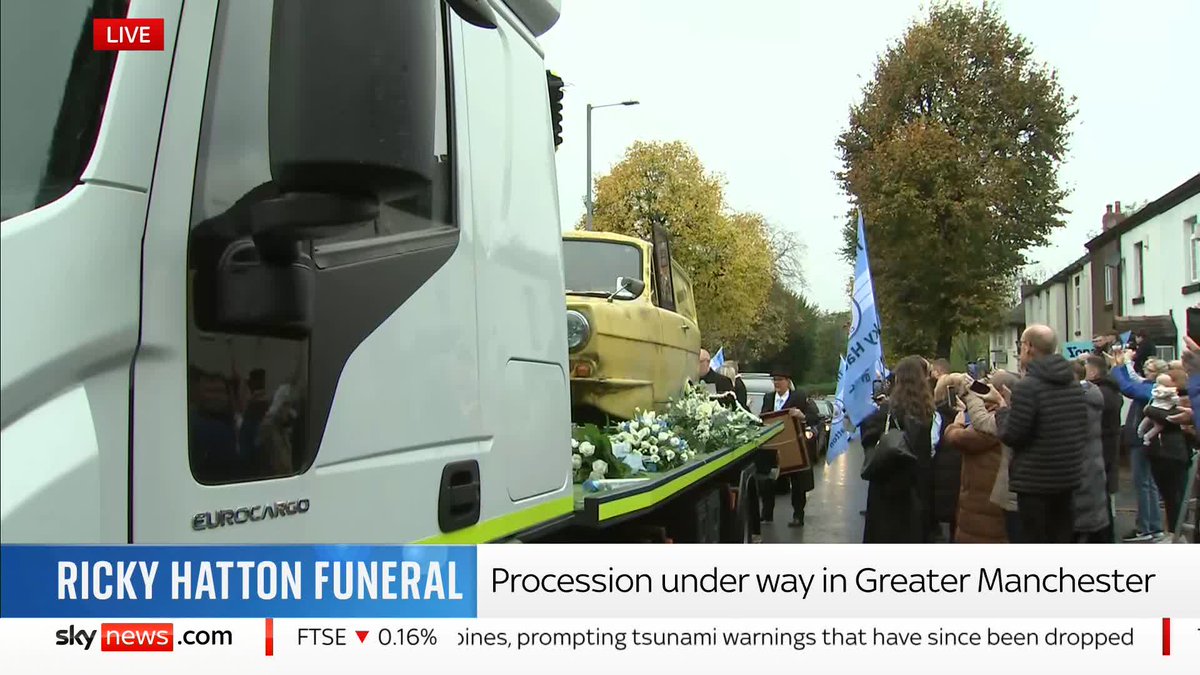 Thousands are lining the streets of Manchester for the funeral procession of boxer Ricky Hatton. Follow our live blog here ➡️ 📺 Sky 501, Virgin 602, Freeview 233 and YouTube