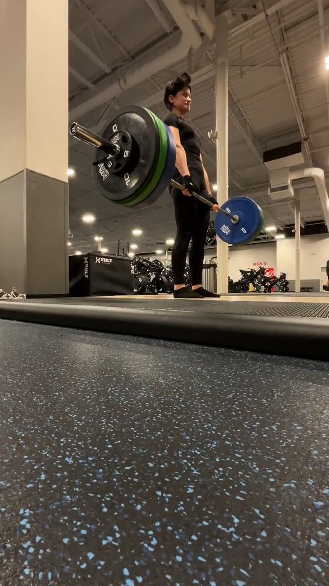 First time deadlifting 215lbs. But learned why I need a belt. 😬