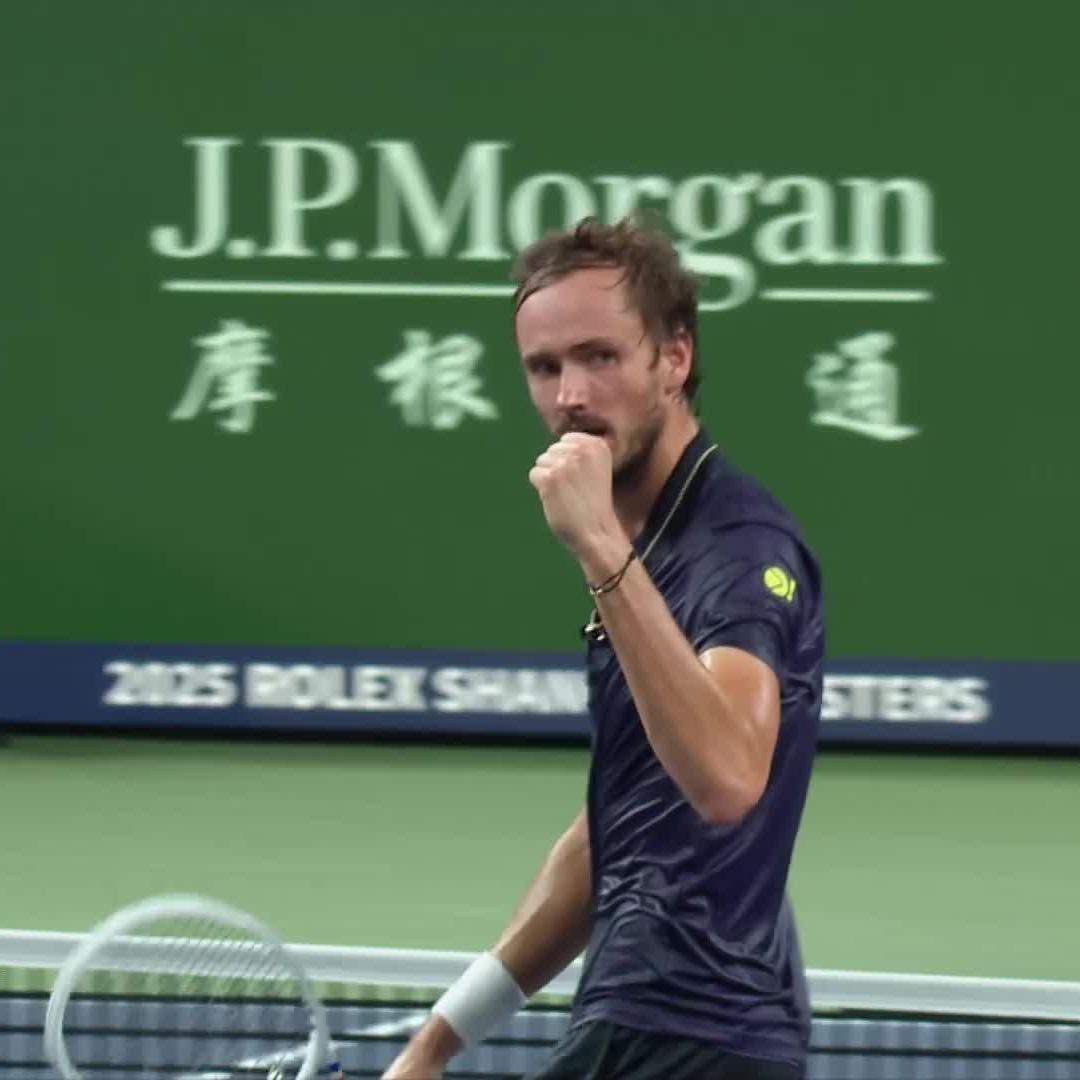 Over the first hurdle 🚧 Daniil Medvedev grabs the opener in exactly one hour! #RolexShanghaiMasters