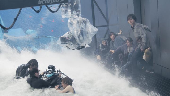 ⚠️注意⚠️水害の映像を含みます スタッフも水の中から撮影をおこなった 洪水シーンのメイキング。 「カット！」がかかると 思わず笑顔に🎬 #今際の国のアリス3 #AliceinBorderland3