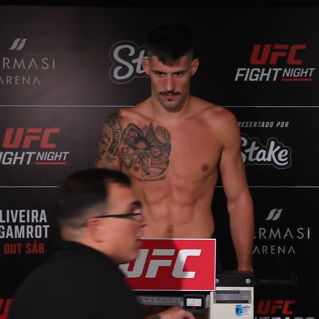 El español Joel Álvarez da el peso con 171 lbs! 🇪🇸🇪🇸🇪🇸 #UFCRio