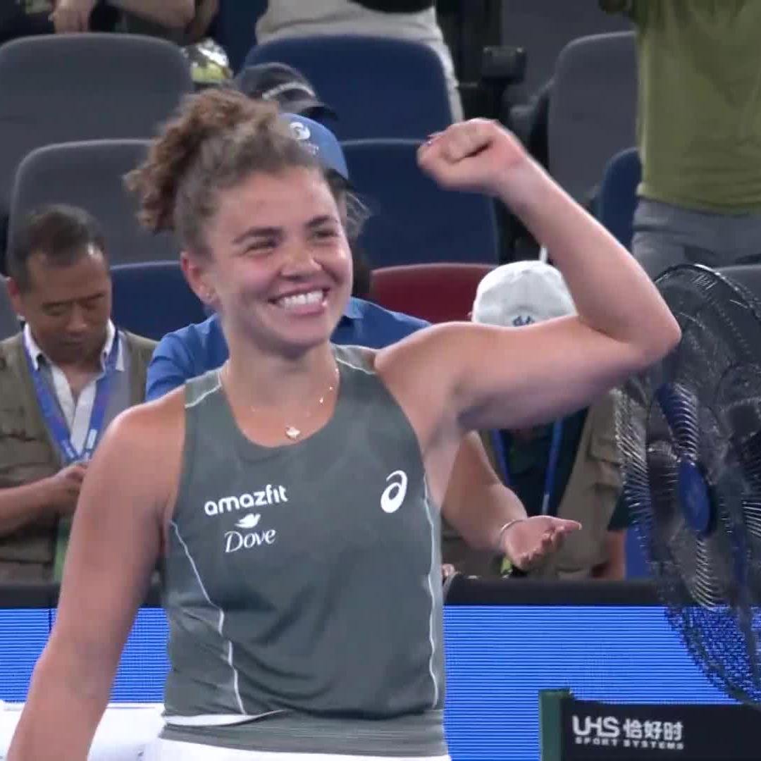 Wow. Jasmine Paolini defeats Iga Swiatek for the first time and does it in 65 minutes. Huge match for both world #1 and WTA Finals Race. 1. Sabalenka 10.000 2. Swiatek 8.368 8. Paolini 4.131 9. Rybakina 3.913