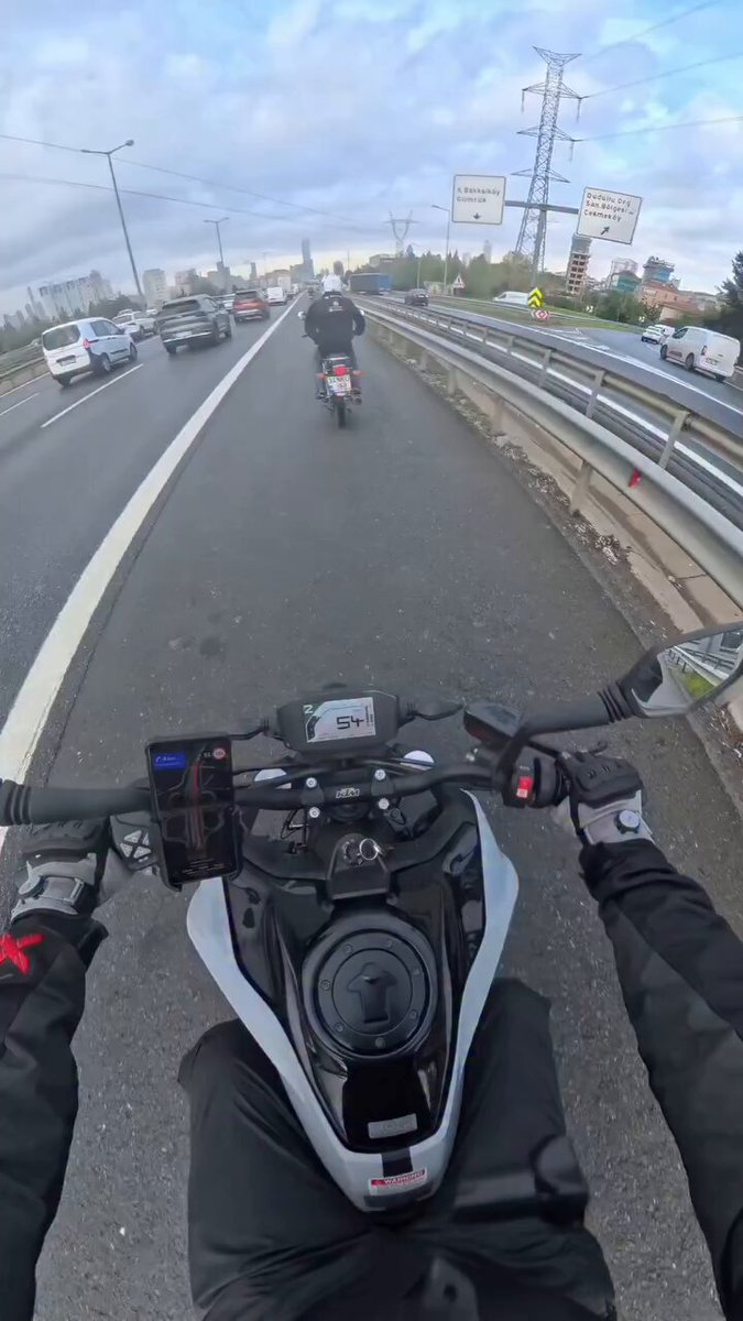 Soğuk havada motosiklet kullanan kişinin ellerini ısıtmak için cebine soktuğunu fark edince yardım elini uzatan güzel insan.