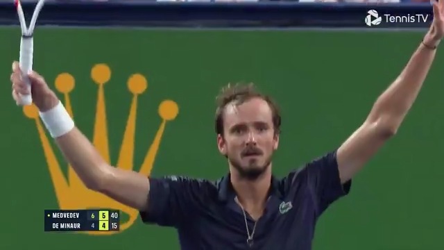 Back to his best 🌟 Daniil Medvedev knocks out De Minaur 6-4 6-4 to return to the final four in Shanghai. Rolex Shanghai Masters | #RolexShanghaiMasters