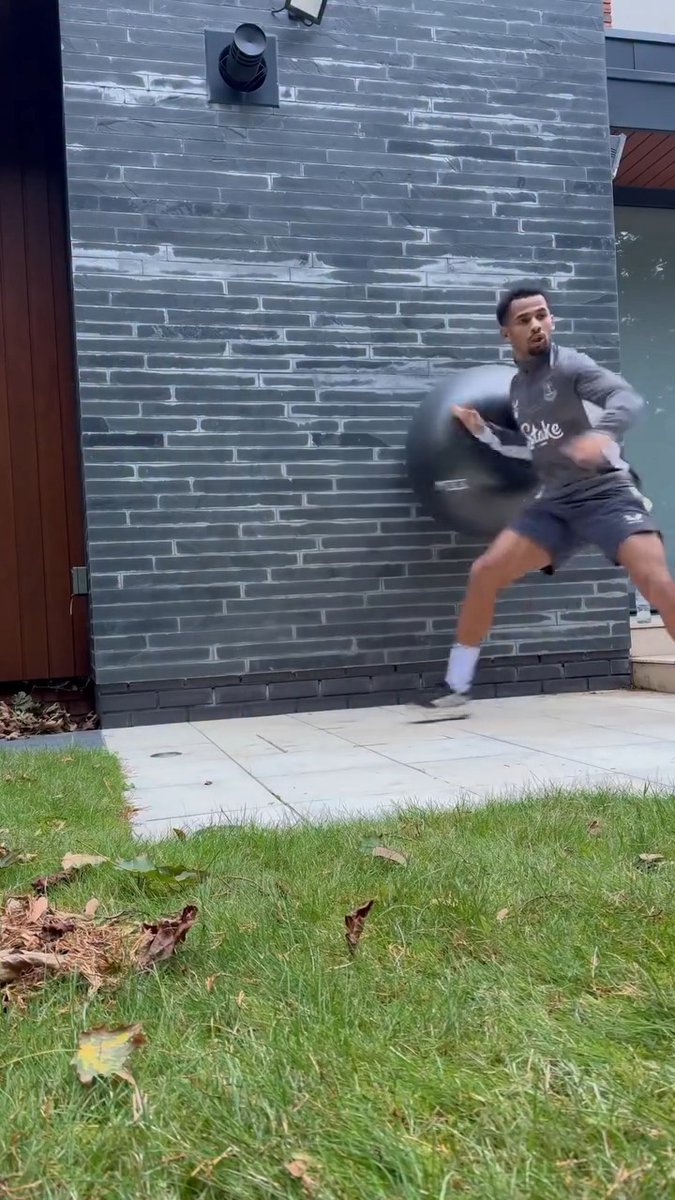 Everton's Iliman Ndiaye doesn't stop training when he's home 💪 (via raph_darch/IG)