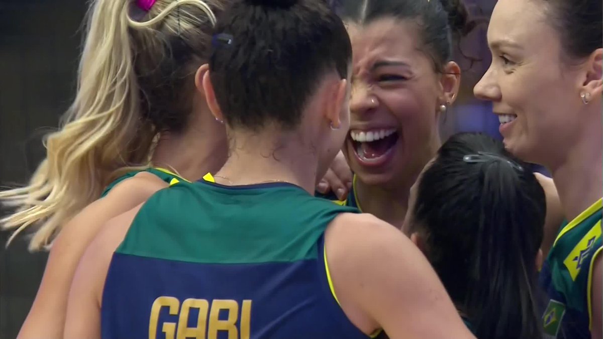 #FBF OH, CAROL... WE MISS YOU! 💚 She sees a chance for a setter dump and just goes for it! 😂 And that laugh... 🤣 A monster on the block, quick on the attack and a walking meme 24/7. We just can’t get enough! 🧱💥💛 🏐 #Volei #Volleyball #BePartOfTheGame