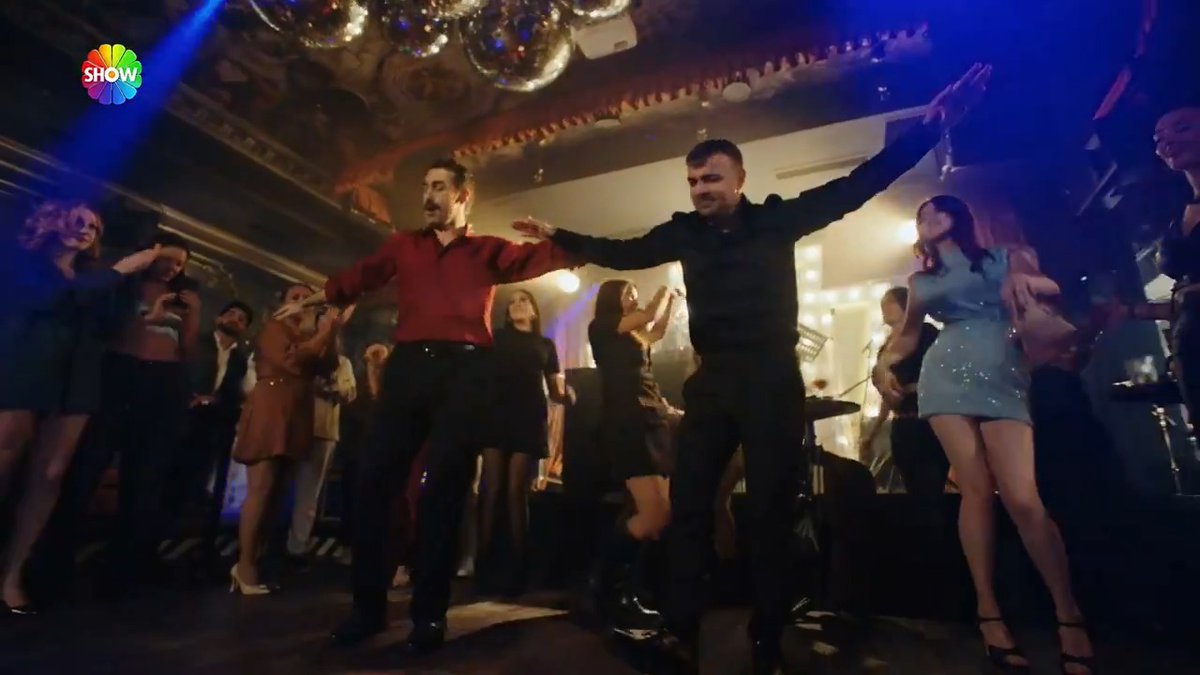 Asil ve Abidin sahnede! 🕺🪩 #KızılcıkŞerbeti yeni bölümüyle @showtv'de. @goldyapim