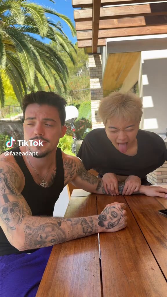 Jasontheween pretended to be a pigeon on Adapt’s new TikTok they made on stream 😭
