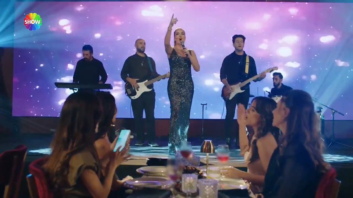 “Ah delikanlıydı bir zamanlar içimde yangınların…” 🎶 Bengü sahnede. ⭐ #KızılcıkŞerbeti yeni bölümüyle @showtv'de. @goldyapim