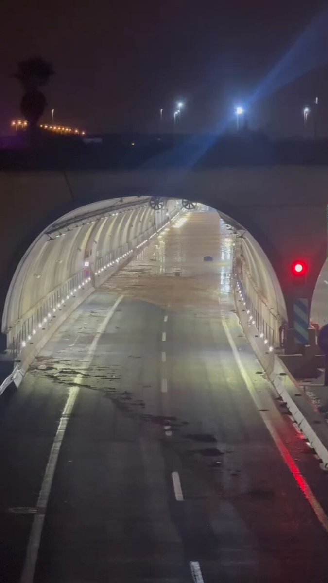 ¡Atención! Esta madrugada (11/10/2025), debido a la acumulación de agua por las intensas #lluvias, se ha procedido al corte en la circulación por el túnel de la Autopista AP-7 a su paso por #PilarDeLaHoradada (#Alicante). Vídeo: Fran M. Fernandez.