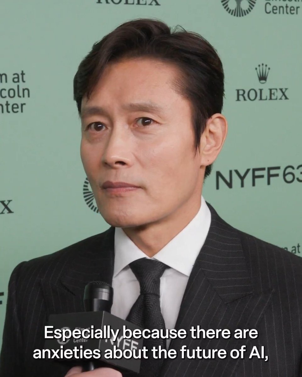 From the red carpet of #NYFF63, NO OTHER CHOICE director Park Chan-wook and lead actor Lee Byung-hun discuss the frighteningly prescient nature of their new feature.