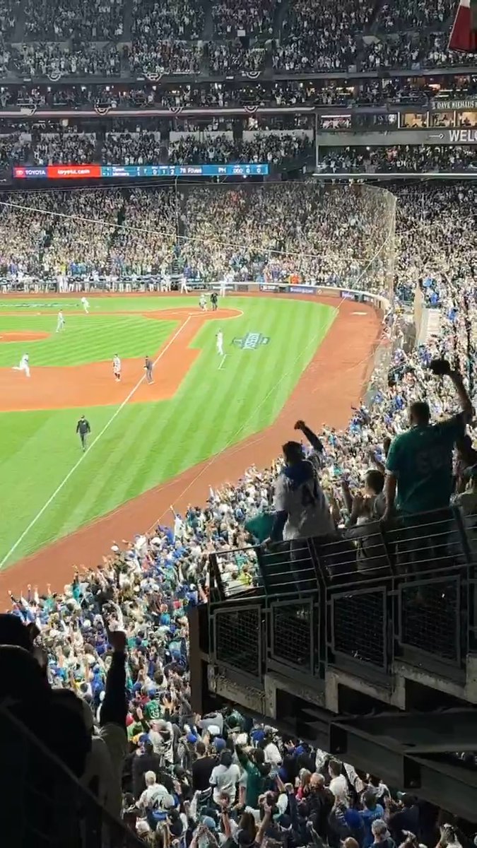 Absolute SCENES from T-Mobile Park! #ALDS