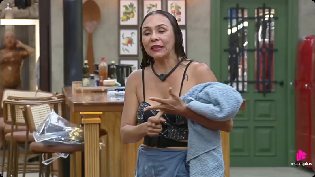 Yoná: "Tudo pode, só eu não posso nada!" Kathy: "Você é ardilosa, é diferente [...] Esse reality aqui é 'A Fazenda', não é o 'Ilhados com a Sogra'. Aqui você vai ter que sustentar! No 'Ilhados' abaixaram a cabeça pra você, aqui não! Eu não sou a Ana Paula não!" #AFazenda