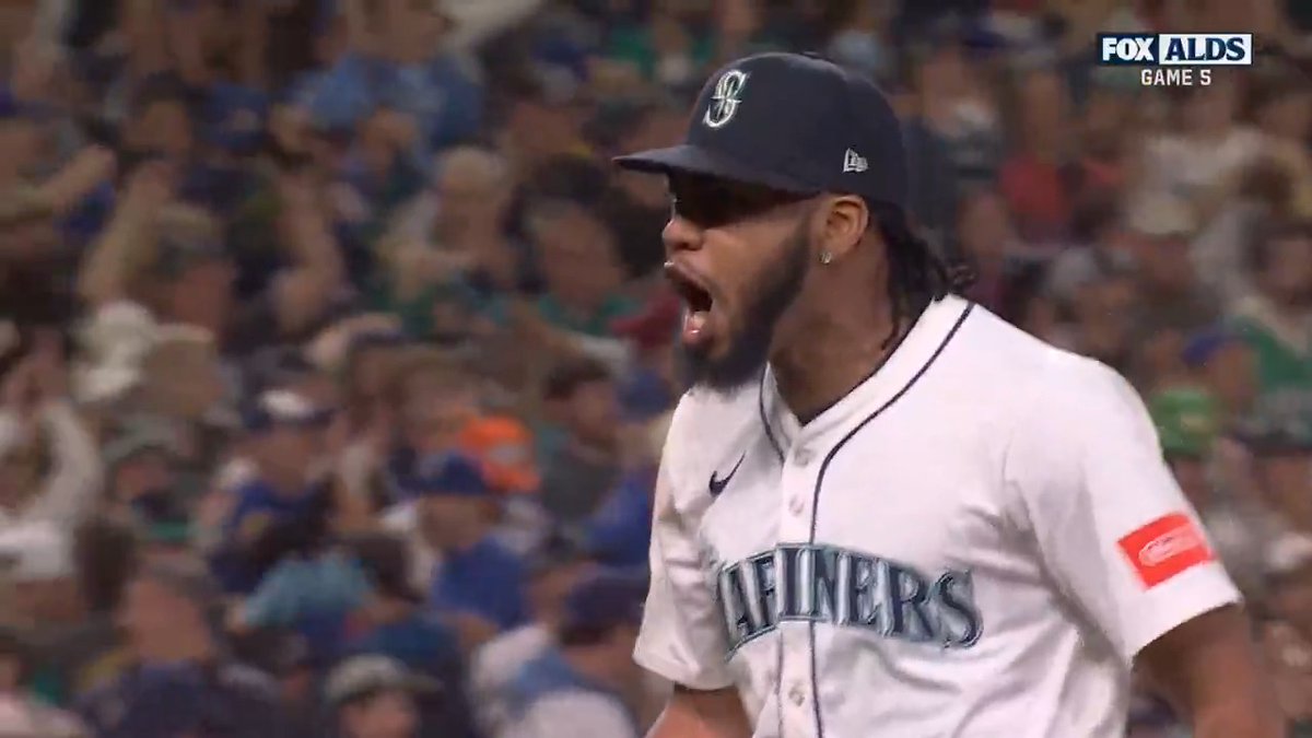The Seattle Mariners wriggle their way out of it! Bottom of the 12th on deck #ALDS